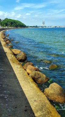 Gdynia deniz kıyısındaki dalgakıranın yanındaki körfezde çok güzel bir su rengi var. Gdynia, Polonya 'da Baltık Denizi' nin önemli bir limanıdır..