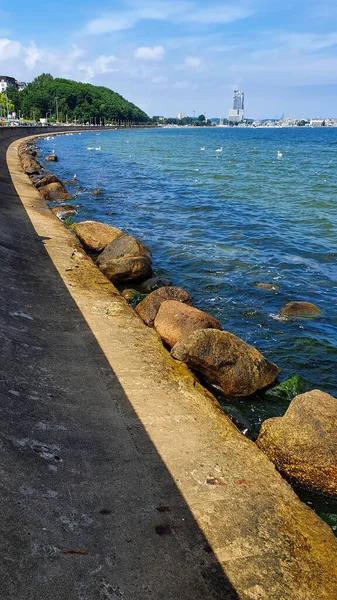 Gdynia deniz kıyısındaki dalgakıranın yanındaki körfezde çok güzel bir su rengi var. Gdynia, Polonya 'da Baltık Denizi' nin önemli bir limanıdır..