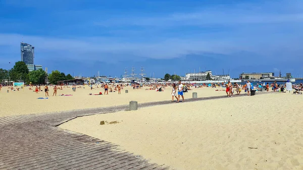 Gdynia Polônia Julho 2021 Pessoas Praia Cidade Litorânea Gdynia Belo — Fotografia de Stock