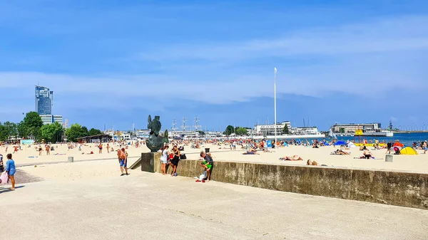 グディニア ポーランド 7月4 2021 美しい晴れた日にグディニアの海辺の都市のビーチの人々 グディニアはポーランドのバルト海の重要な海港です ロイヤリティフリーのストック写真