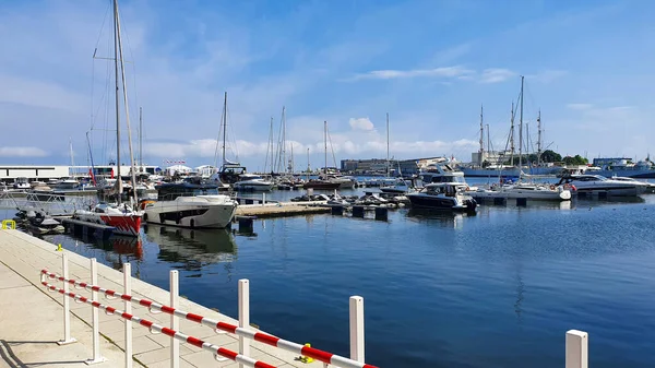 Gdynia Polen Juli 2021 Motorboten Boten Een Nieuwe Moderne Jachthaven — Stockfoto