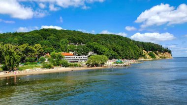 Gdynia Orlowo, Pomeranya Voyvoda, Polonya 'da Baltık Denizi üzerinde yüksek bir uçurumu olan güzel bir kıyı manzarası.