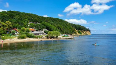 Gdynia Orlowo, Pomeranya Voyvoda, Polonya 'da Baltık Denizi üzerinde yüksek bir uçurumu olan güzel bir kıyı manzarası.