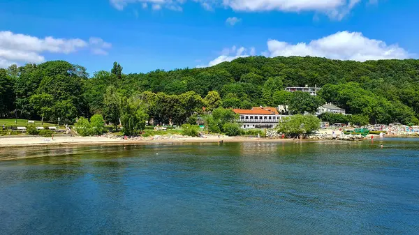 Gdynia Orlowo, Pomeranya Voyvoda, Polonya 'da Baltık Denizi üzerinde yüksek bir uçurumu olan güzel bir kıyı manzarası.