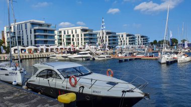 Gdynia, Polonya - 18 Temmuz 2021: Gdynia, Polonya 'da yeni bir modern marinada motorlu tekne ve tekneler.