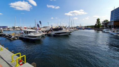 Gdynia, Polonya - 18 Temmuz 2021: Gdynia, Polonya 'da yeni bir modern marinada motorlu tekne ve tekneler.