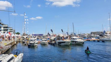 Gdynia, Polonya - 18 Temmuz 2021: Gdynia, Polonya 'da yeni bir modern marinada motorlu tekne ve tekneler.