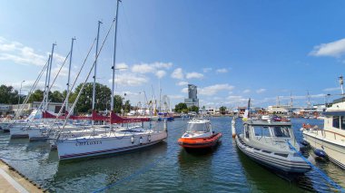 Gdynia, Polonya - 18 Temmuz 2021: Gdynia, Polonya 'da yeni bir modern marinada motorlu tekne ve tekneler.