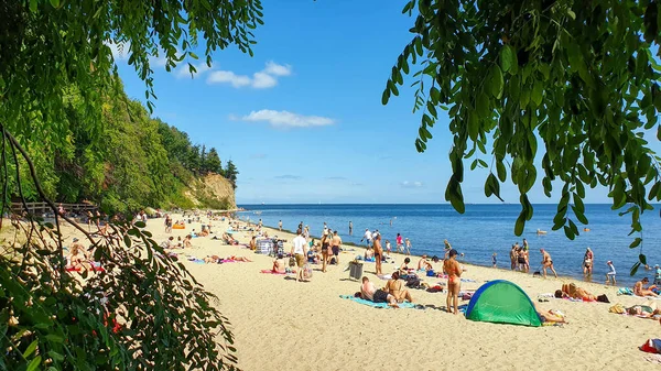 Гдиня Польща Липня 2021 Люди Відпочивають Пляжі Сонячний День Гдині — стокове фото