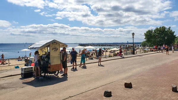 Gdynia Polonia Julio 2021 Gente Está Descansando Playa Día Soleado — Foto de Stock