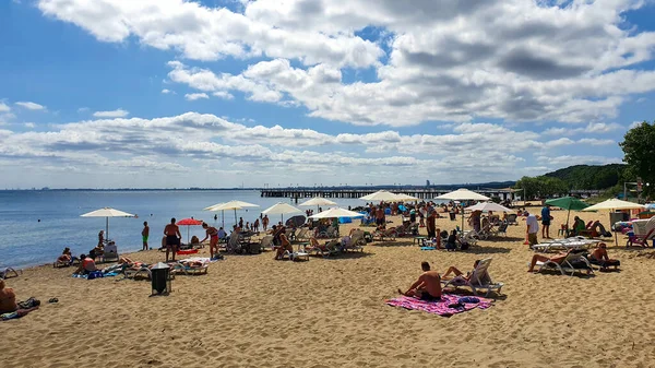 Gdynia Polska Lipca 2021 Ludzie Odpoczywają Plaży Słoneczny Dzień Gdyni — Zdjęcie stockowe