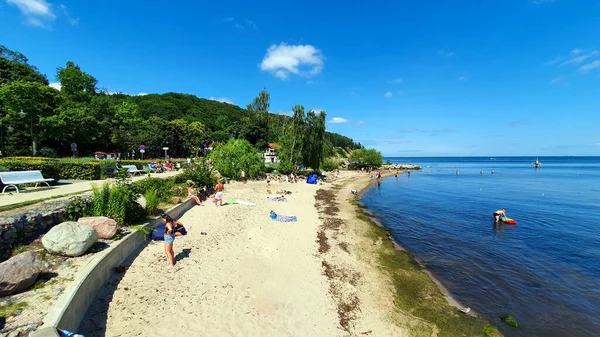 Gdynia Polonia Julio 2021 Gente Está Descansando Playa Día Soleado Fotos De Stock