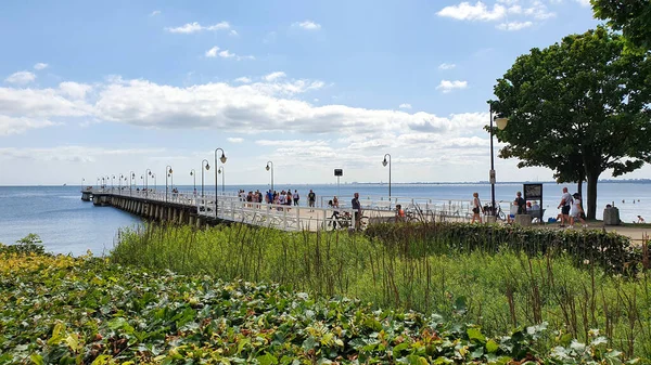Gdynia Polen Juli 2021 Menschen Gehen Einem Sonnigen Tag Auf — Stockfoto