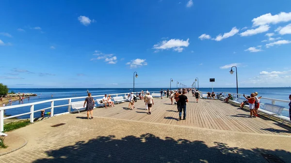 Gdynia Polen Juli 2021 Mensen Lopen Een Zonnige Dag Pier — Stockfoto