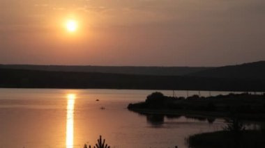 Suyun üzerindeki güneş yolu