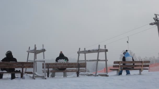 Snowboarders se preparan para descender Metraje De Stock