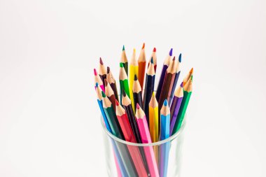 Beyaz arkaplanda renkli kalemler