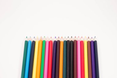 Beyaz arkaplanda renkli kalemler