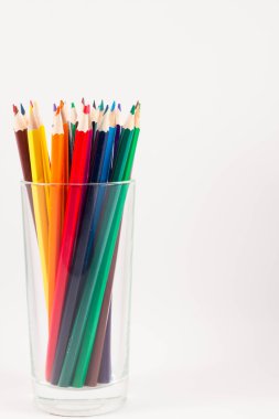 Beyaz arkaplanda renkli kalemler