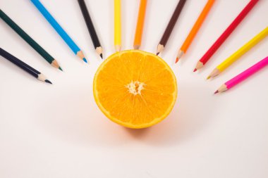 Turuncu Beyaz arka plan üzerinde renkli kalemler