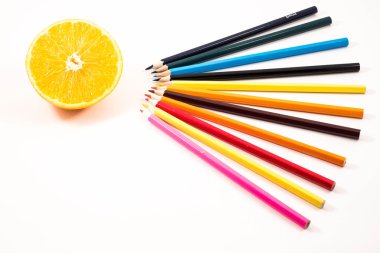 Turuncu Beyaz arka plan üzerinde renkli kalemler