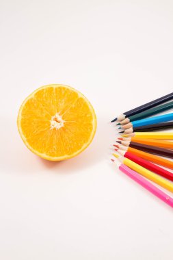 Turuncu Beyaz arka plan üzerinde renkli kalemler