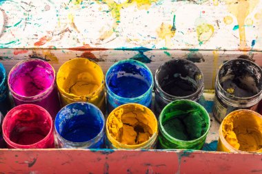 farklı renkler bidon suluboya boya