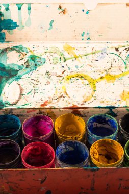 farklı renkler bidon suluboya boya