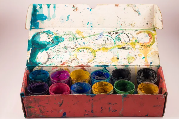 Pintura acuarela en latas de diferentes colores — Foto de Stock