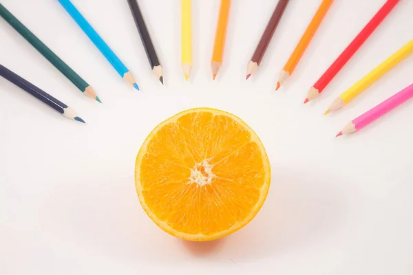Crayons de couleur sur fond blanc avec orange — Photo