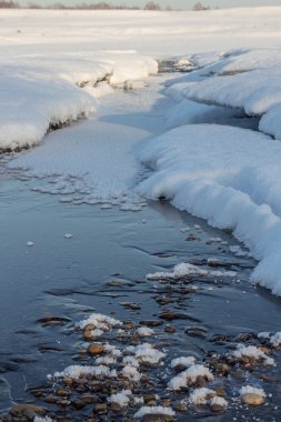 donmuş nehrin içinde çözülmüş yama