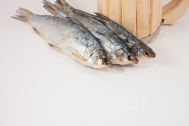 bira ve kurutulmuş balık