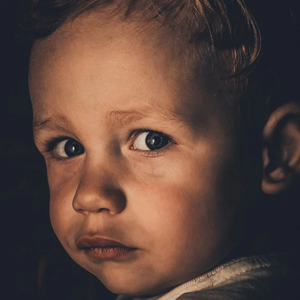 Un niño sobre un fondo negro —  Fotos de Stock