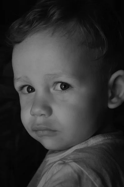 Un niño sobre un fondo negro — Foto de Stock