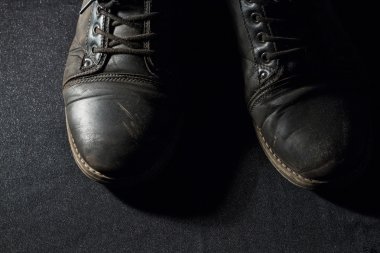 arka plan üzerinde ayakkabı yıpranmış eski