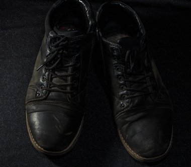 arka plan üzerinde ayakkabı yıpranmış eski