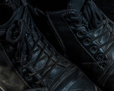 arka plan üzerinde ayakkabı yıpranmış eski