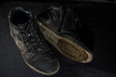 arka plan üzerinde ayakkabı yıpranmış eski