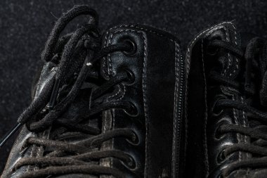 arka plan üzerinde ayakkabı yıpranmış eski