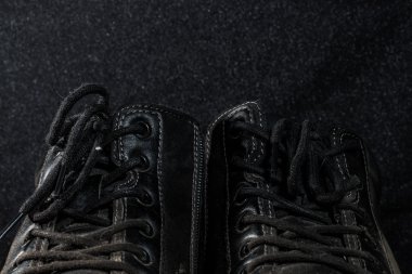 arka plan üzerinde ayakkabı yıpranmış eski