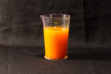 siyah arka plan üzerine laboratuvar şişeler