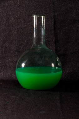 siyah arka plan üzerine laboratuvar şişeler