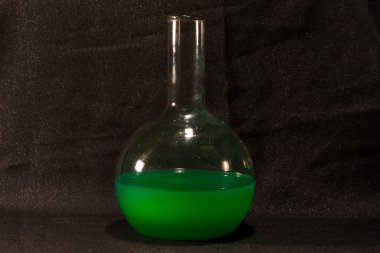 siyah arka plan üzerine laboratuvar şişeler