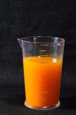 siyah arka plan üzerine laboratuvar şişeler