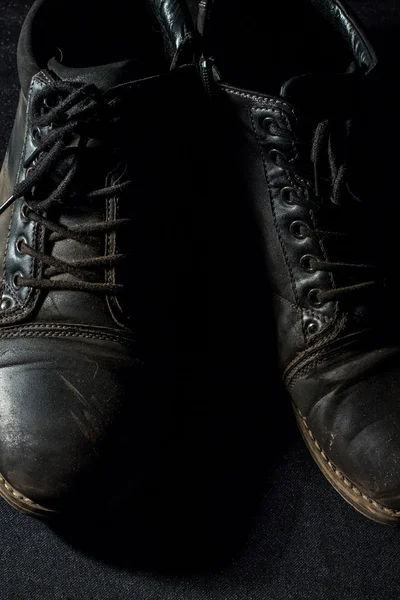 Stare zużyte buty na tle — Zdjęcie stockowe