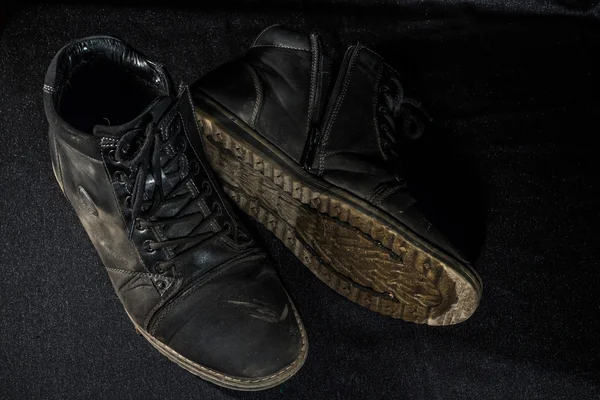 arka plan üzerinde ayakkabı yıpranmış eski