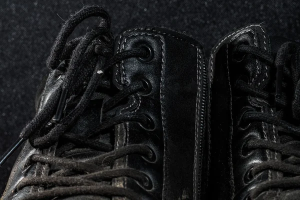 arka plan üzerinde ayakkabı yıpranmış eski