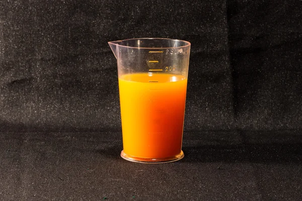 siyah arka plan üzerine laboratuvar şişeler