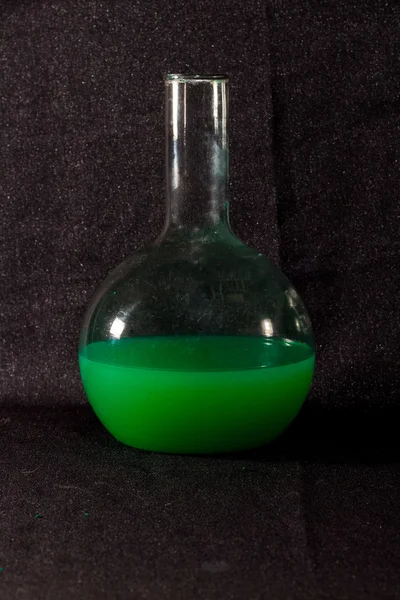 siyah arka plan üzerine laboratuvar şişeler