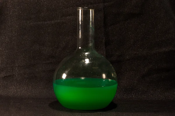 siyah arka plan üzerine laboratuvar şişeler